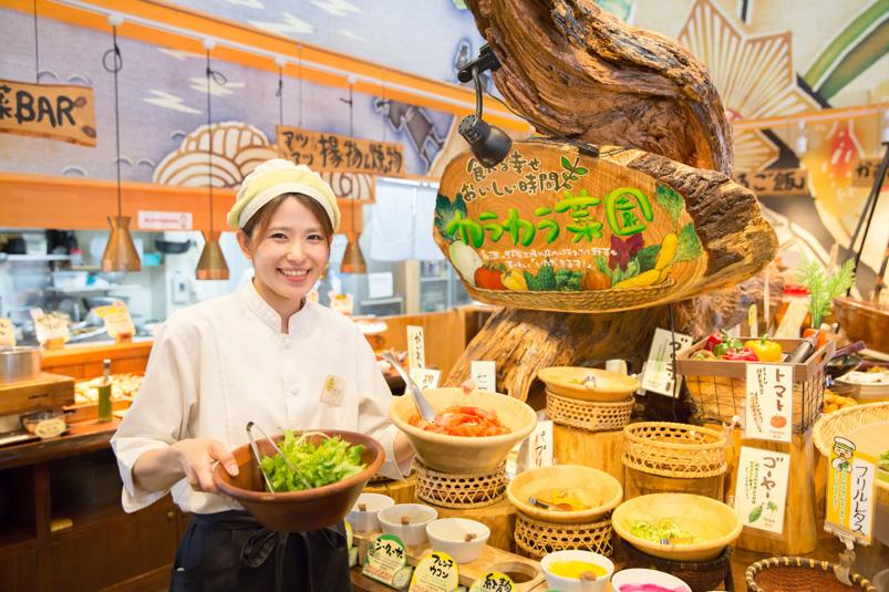 ☆沖縄の島野菜たっぷり！「カラカラあしびなー店」/ホール社員orキッチン社員募集♪☆